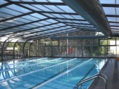 Club deportivo con cubierta alta en su piscina